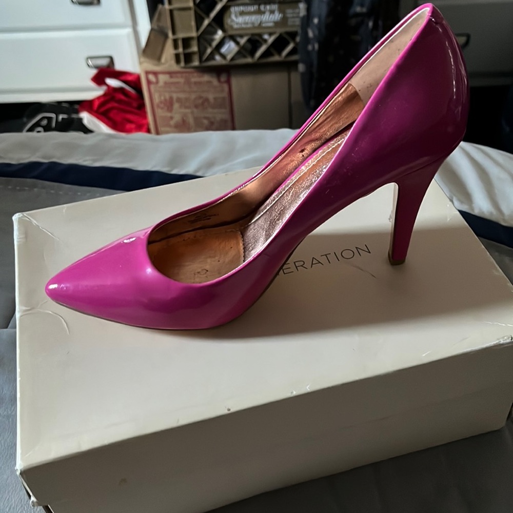 Slightly used BCBG pink pumps. Sz 8